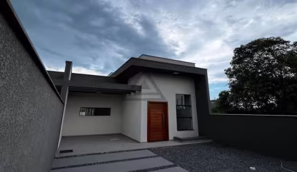 CASA COM 3 QUARTOS 1 SENDO SUÍTE, A APENAS 800M DO MAR