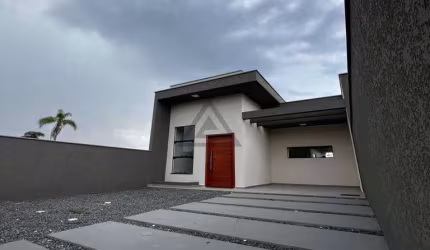 CASA COM 3 QUARTOS 1 SENDO SUÍTE, A APENAS 800M DO MAR