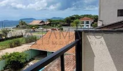 Apartamento quadra mar com três dormitórios