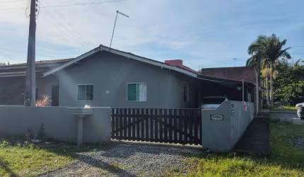 CASA DE ESQUINA COM 84M² A 700M DA PRAIA