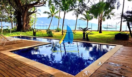 UMA VILA PARTICULAR NO CENTRO DE ILHABELA - A BEIRA MAR. Área de 9.100 m² e 126 m de frente para o mar, com 658 m² de construção
