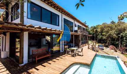 EM CONDOMÍNIO DE ALTO PADRÃO - VISTA PARA O MAR DE ILHABELA.