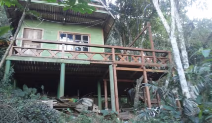 Vende -se terreno na costa da lagoa com 706m² total e com um chalé de 80m² área construída.