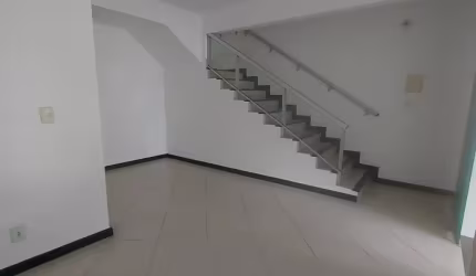 Casa Triplex / Suíte  /3 Banheiros em  Colinas de Laranjeiras