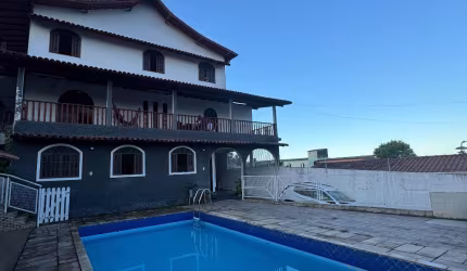 Casa com 7Qts/Ste- 3 Pavimentos-Piscina-Area Gourmet Completa-Jacaraipe-Oportunidade.
