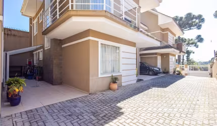 Barreirinha, Sobrado Triplex em Condomínio, mobiliado, 3 quartos, suíte, localização privilegiada e