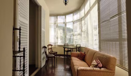 ESPAÇOSO APARTAMENTO DE 3 QUARTOS  EM PRÉDIO ANTIGO COM BELO JARDIM!!!