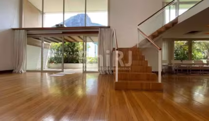 Cobertura duplex na melhor rua do  Jardim Botânico