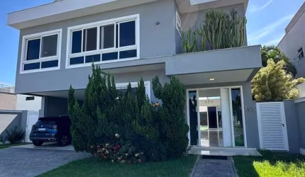 Alugo casa 4 suítes com dependência e piscina