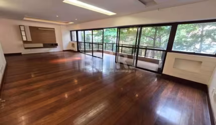 Oportunidade Única! Apartamento 4 quartos Totalmente Reformado no Leblon, Quadra da Praia!