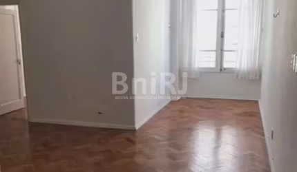 Apartamento de quarto e sala a 500 metros da praia do Leme