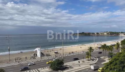 Luxuoso apartamento frontal mar