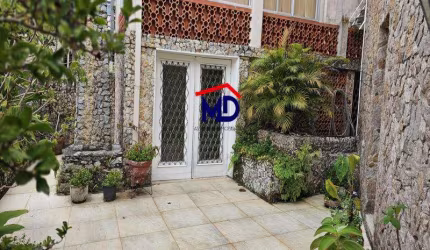 Casa duplex, bem localizada, 4 quartos, 5 vagas cobertas, silenciosa, ajardinada