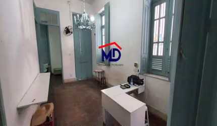 Casa bem localizada, 6 quartos, 2 salas, quase esquina Rua Bento Lisboa