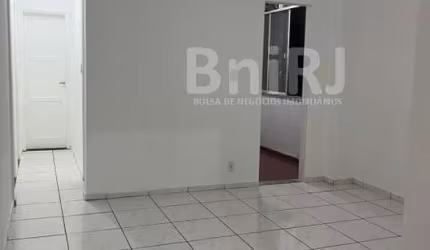 VENDO EM RUA RESIDENCIAL APARTEMENTO AMPLO, 112m2, COM VARANDA, SALA, 3 QUARTOS, DEPENDÊNCIA COMPLETA EM VILA ISABEL RIO DE JANEIRO RJ