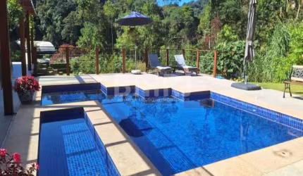Belíssima casa às margens da Reserva Florestal de Araras