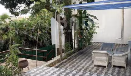 CHARMOSA CASA! EXCLUSIVIDADE ! Três (3) quartos, Glória e Sta. Teresa.