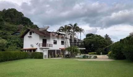LINDA CASA NA SERRA, COM 5 QUARTOS, À VENDA EM ÁREA NOBRE DE TERESÓPOLIS