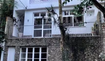 Casa de Condomínio com 4 quartos e ambientes integrados
