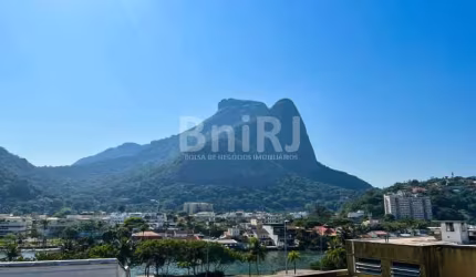 VENDO MARAVILHOSA COBERTURA DUPLEX COM PISCINA E CHURRASQUEIRA NO JARDIM OCEÂNICO COM 280m2, 2 VAGAS, 4 QUARTOS (2 SUITES) BARRA RIO DE JANEIRO - RJ