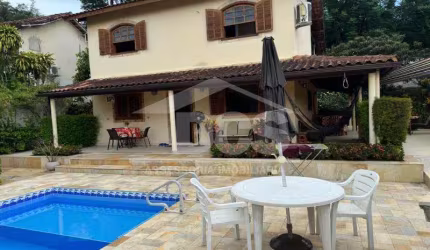 PECHINCHA - Excelente casa de 271 m², em terreno de 660 m²