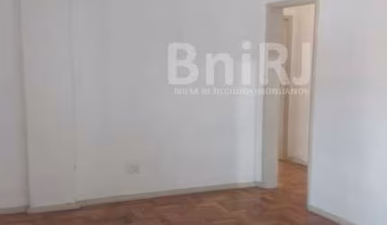 MÉIER - Ótimo apartamento com 2 quartos, dependências e vaga de garagem