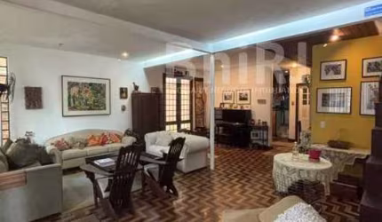 Casa na Gávea, parte baixa, rua tranquila e próxima ao Baixo Gávea.