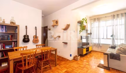 BANDEIRA DE MELLO VENDE EM BOTAFOGO APARTAMENTO SILENCIOSO COM SALÃO E DOIS QUARTOS. VENHA CONHECER
