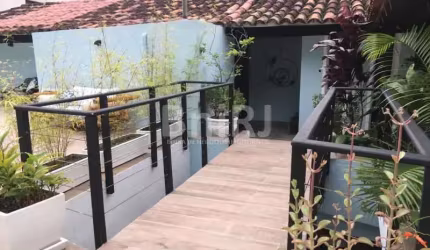 Venha morar no Joá, um dos bairros mais exclusivos do Rio, com vista para a montanha, a poucos passos do mar.