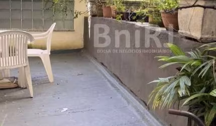 Apartamento estilo casa com área externa no Humaitá