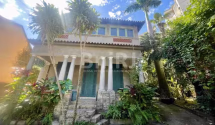 Exclusividade! Melhor ponto de Santa Teresa ! Casa duplex centro de terreno . 425 m2 . Casa principal com 3 qtos salão varanda ótima área livre . Edícula nos fundos. R$ 1.990.000