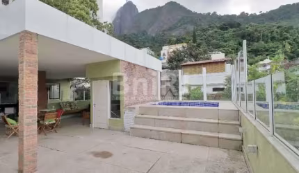 UMA GRAÇA DE CASA NO HUMAITÁ EM RUA ARBORIZADA E SEM SAÍDA COM CANCELA DE SEGURANÇA 24 HORAS