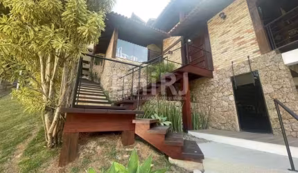 Ampla casa 2 pavimentos em Itaipu, excelente localização