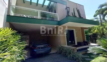 Casa Padrão no Condomínio Vila Rondini 4 suítes