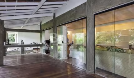 Casa em Centro de Terreno. Construída em 1980 pelo Arquiteto Carlos Cito, sobre Pedras e Pilares c/ Concreto aparente e Pequenos Níveis. Piscina e Totalmente Integrada ao Verde