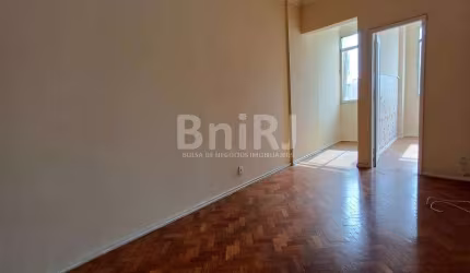 Amplo apartamento de 2 quartos, edifício com garagem pertinho do SESC Tijuca