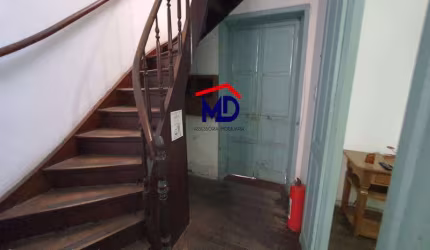Casa bem localizada, 6 quartos, 2 salas, quase esquina Rua Bento Lisboa