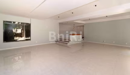 BANDEIRA DE MELLO VENDE NO ALTO GÁVEA MARAVILHOSA CASA COM 05 QUARTOS E DEPENDÊNCIAS. PISCINA E CHURRASQUEIRA. VENHA CONHECER