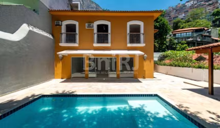 BANDEIRA DE MELLO VENDE NO ALTO GÁVEA MARAVILHOSA CASA COM 05 QUARTOS E DEPENDÊNCIAS. PISCINA E CHURRASQUEIRA. VENHA CONHECER