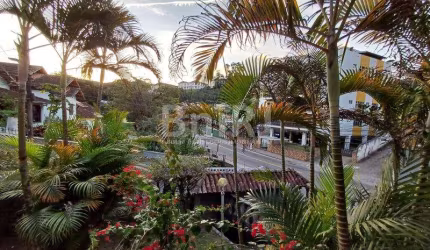 Casarão em Petrópolis - Próximo ao Centro, 2 andares com quiosque e churrasqueira na área externa