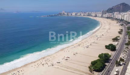Segunda quadra da praia!