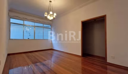 Lindo apartamento de 3 quartos! Fundos, silencioso e espaçoso. 1 Vaga de garagem.