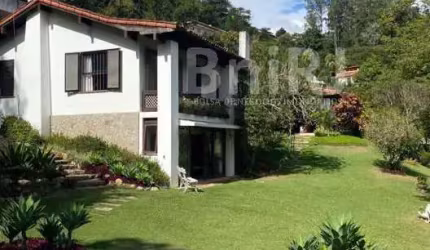Refúgio de conforto e sofisticação em meio à natureza de Nogueira em Petrópolis