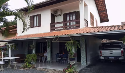 Casa sozinha no terreno no centro de Penha - SC