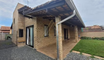 Casa a 550 metros da praia no centro de Penha - SC