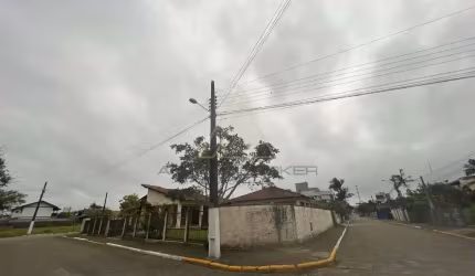 Excelente casa no centro de Balneario Piçarras para moradia ou permuta para construção
