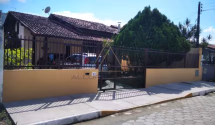 Casa a 800 metros da praia no centro de Baln Piçarras!