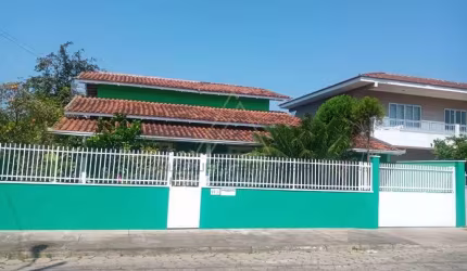 Casa a 800 Metros da Praia no Centro de Baln Piçarras!