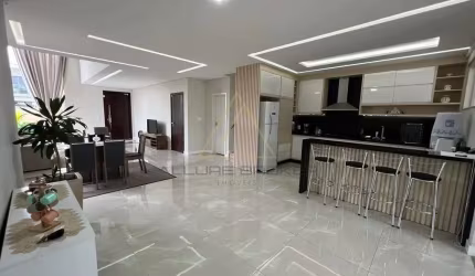 Casa de alto padrão a venda em Balneário Piçarras SC.