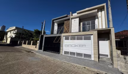 Imperdível oportunidade de adquirir casa com 3 quartos e suite no Centro de Penha-SC, 135,23m² e 2 vagas de garagem